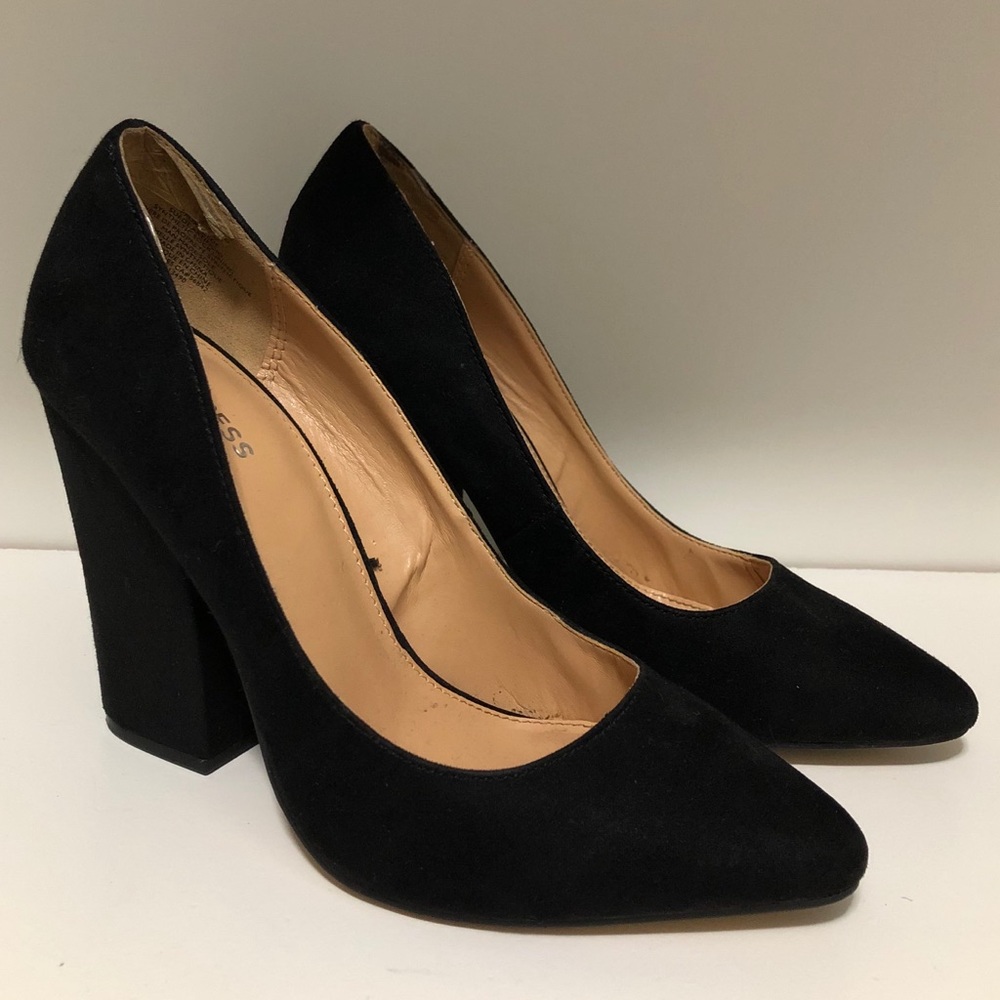 ✨Black closed-toe heels✨